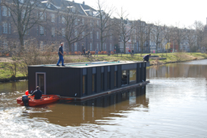 Transport van woonark de Kleine Prins naar Amsterdam